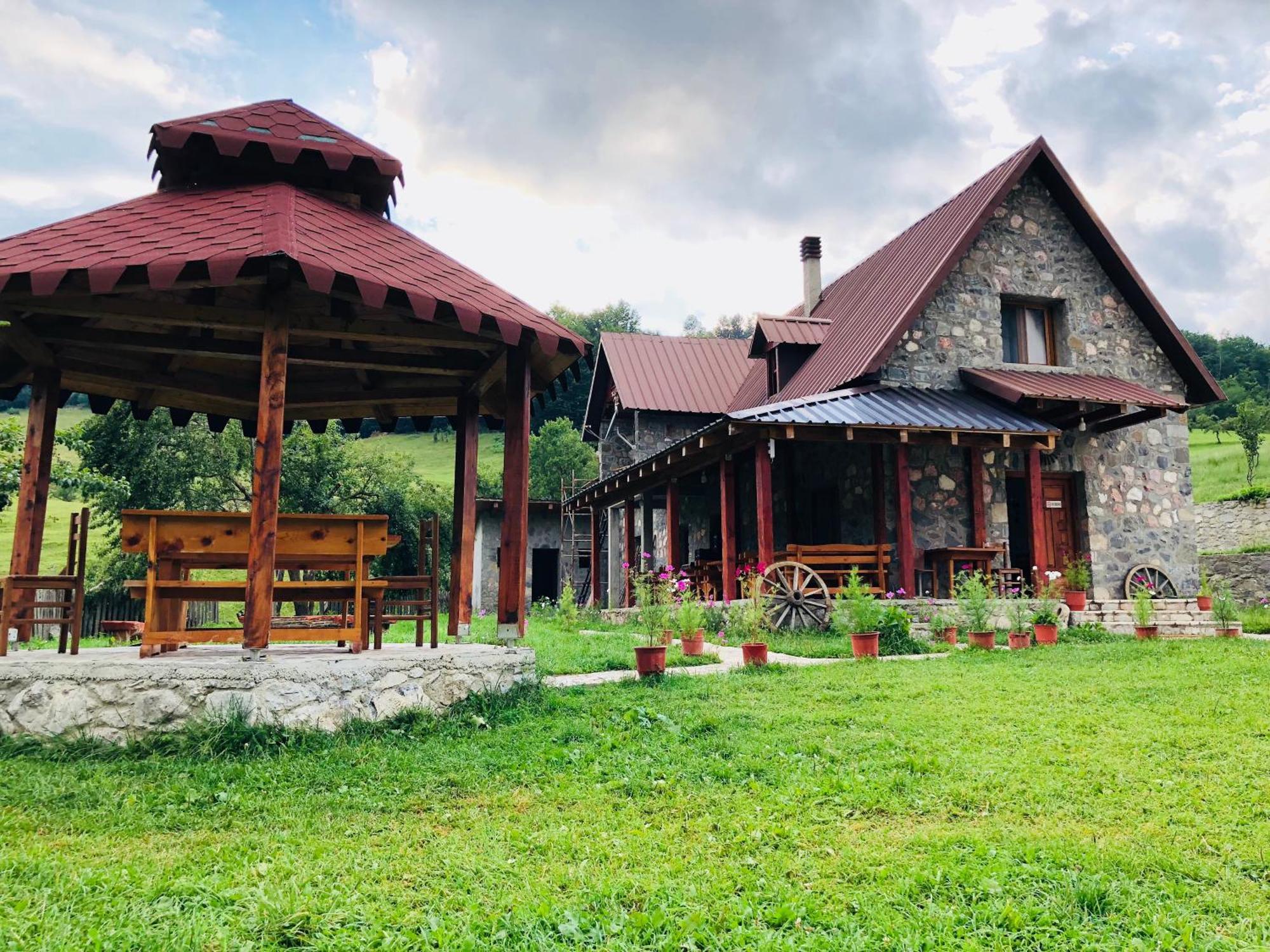 Guesthouse Alpini Lepushe Eksteriør bilde